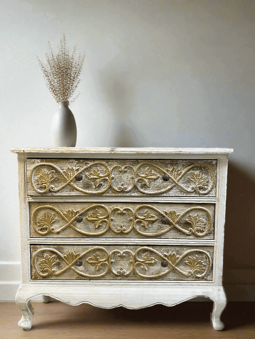 Vintage Dresser in French Provincial Style Vintage Dresser in French Provincial Style