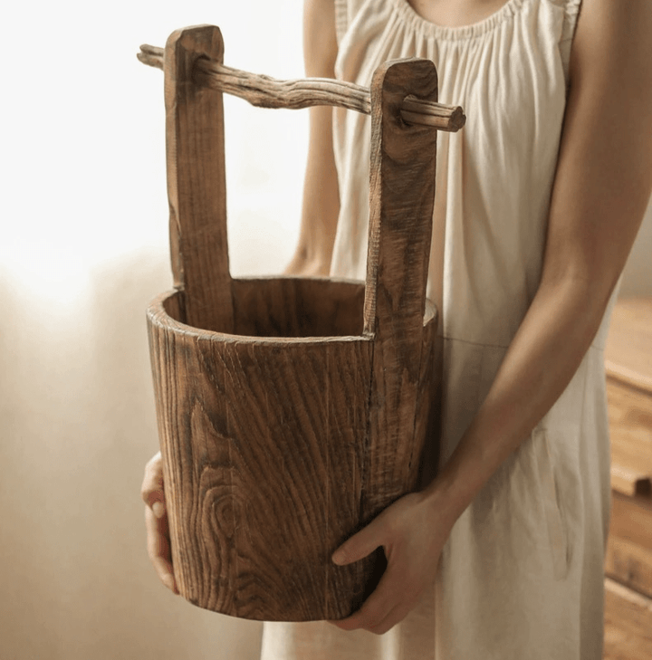 Old-fashioned Wooden Round Bucket Planter
