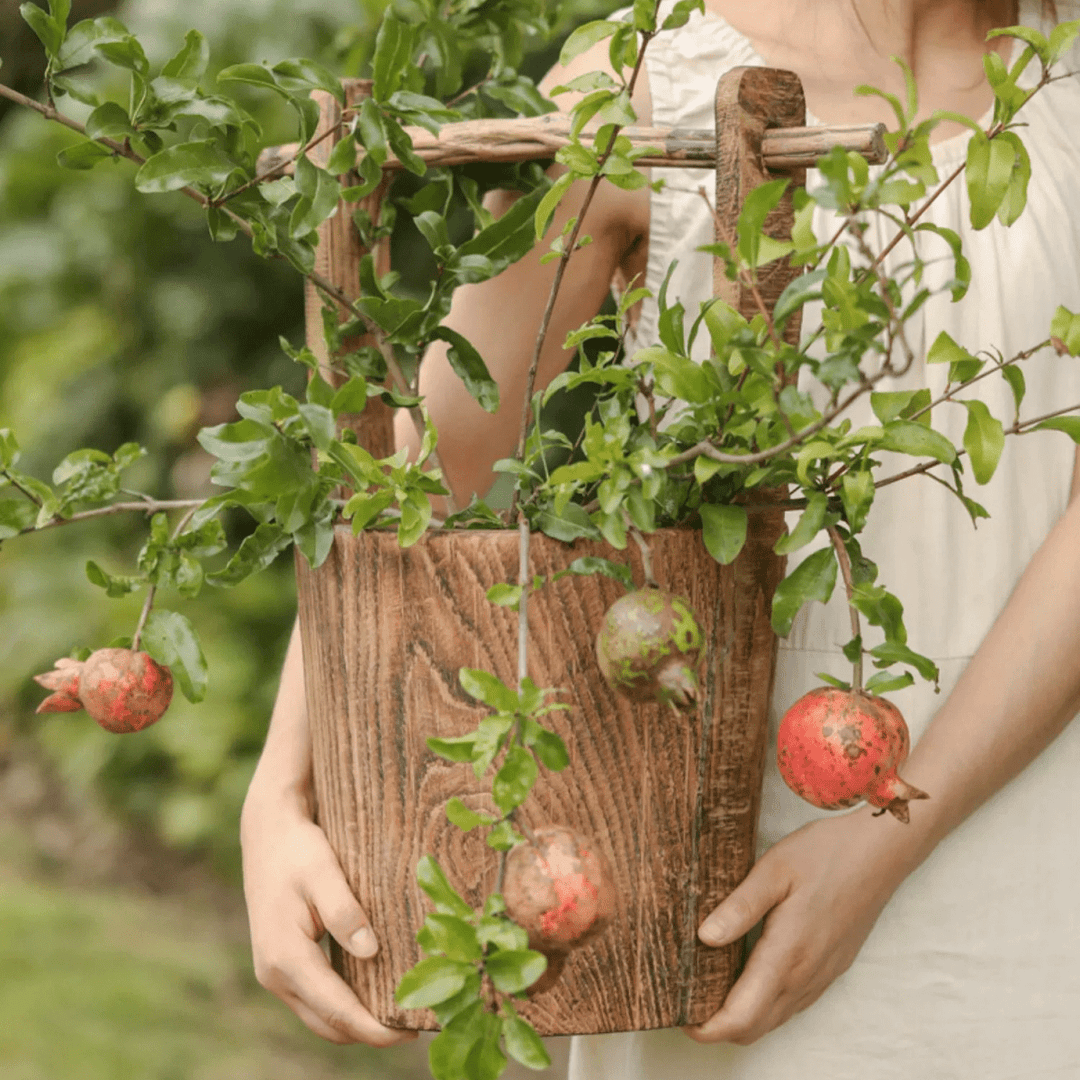 Old-fashioned Wooden Round Bucket Planter