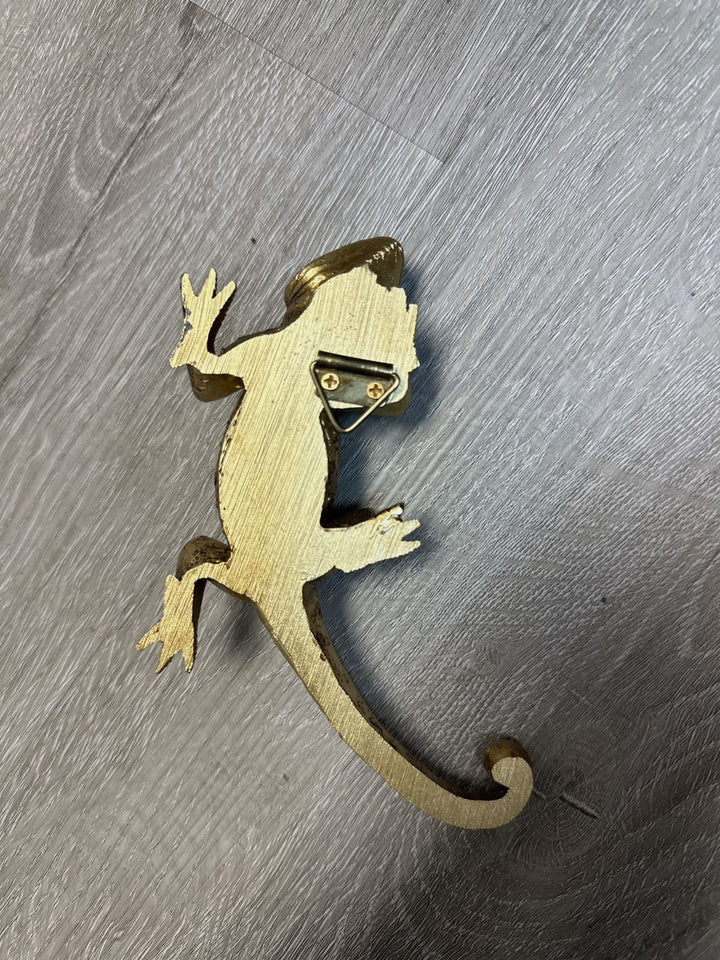 Reverse of Gold-Tone Lizard Figurine showing fitted wall hanger