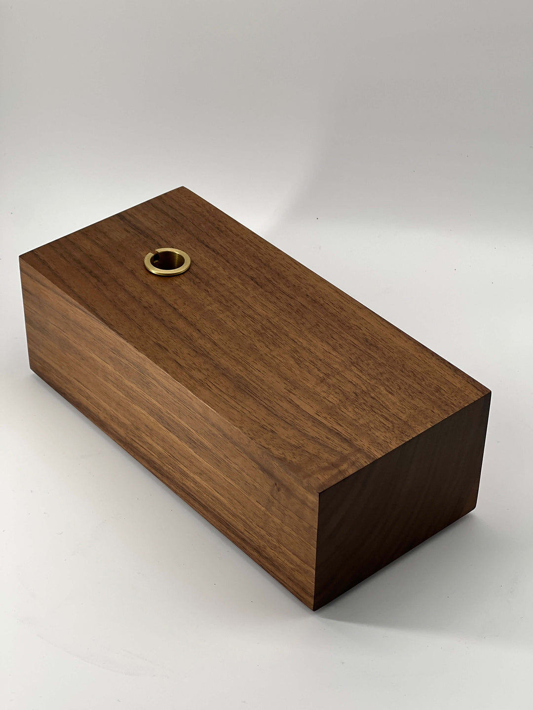 Wooden base of the Gramovox Bluetooth Gramophone Speaker showcasing craftsmanship and vintage design.