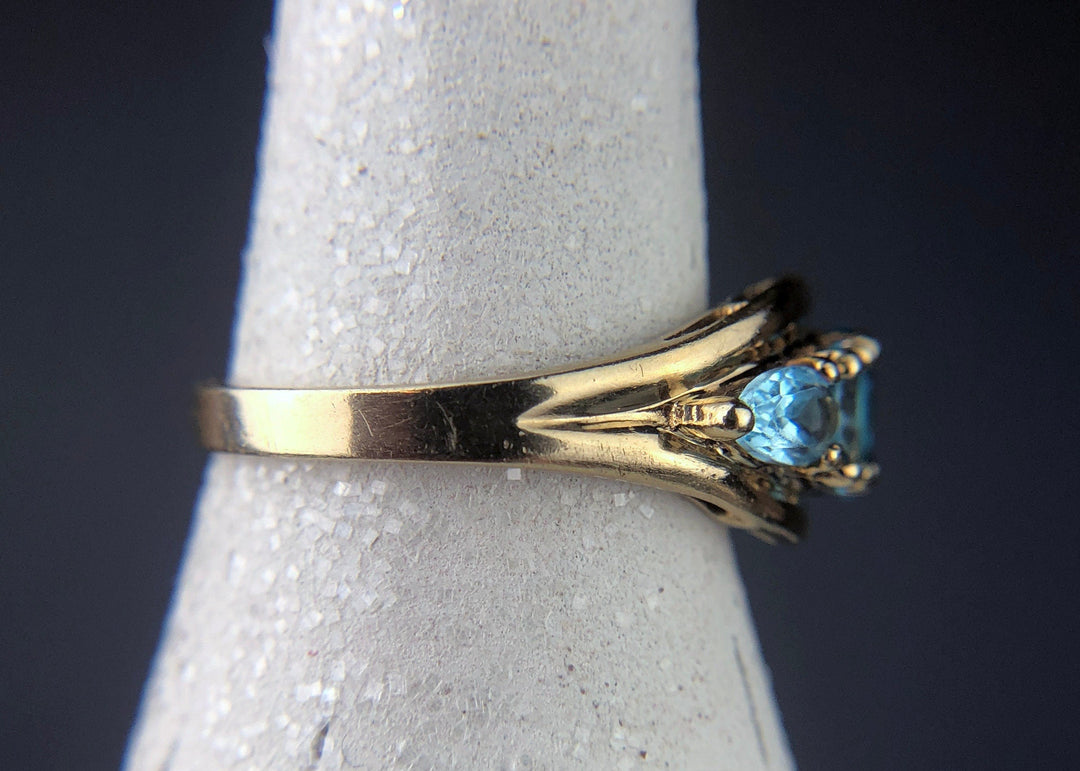 Vintage 10k Gold Ring with 5 Blue Topaz Stones showcasing a blue topaz set in 10k yellow gold.