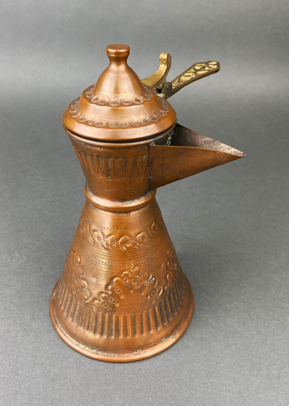 Coffee Pot. Vintage Turkish Copper Coffe Pot with Lid. Primitive Hand Hammered Dish. Collectible Rustic Home Decor.