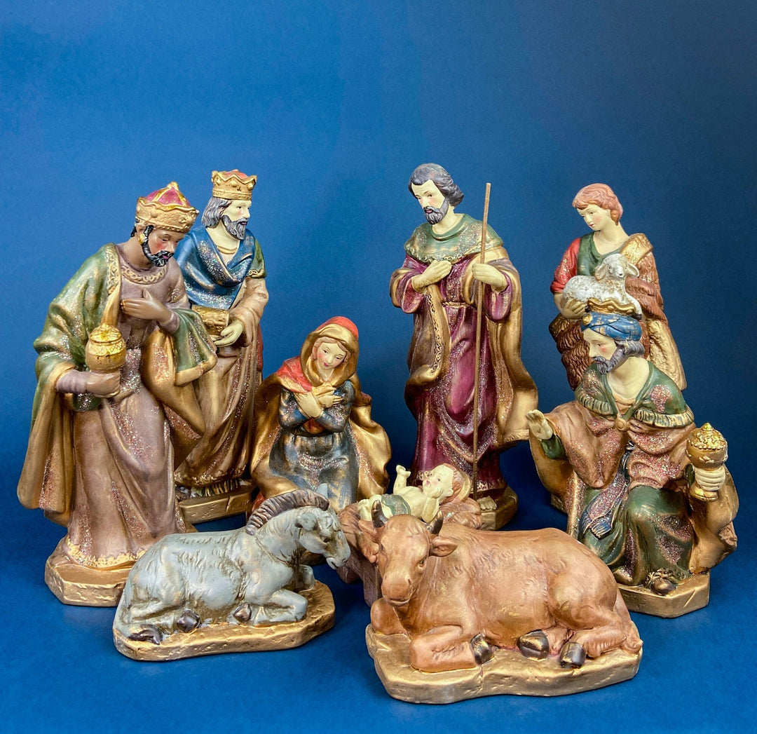 30" Statue of Virgin Mary. Praying Madonna. Wood Like Texture & Color. Religious Figure. Nativity Scene. Place of Worship, Shrine Statue.
