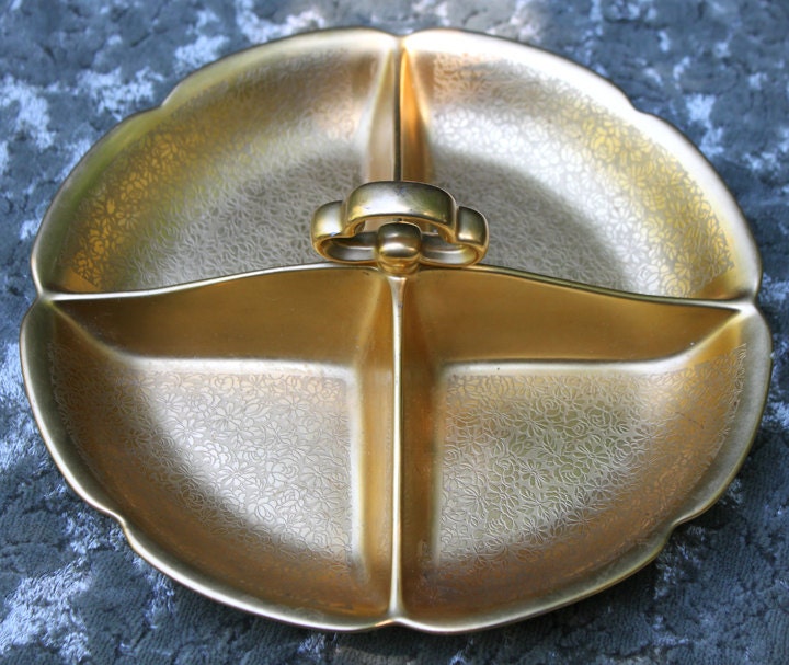 Pickard Divided Bowl with Embossed Rose and Daisy Pattern Over 24 Karat Gold, divided bowl, scalloped edge, beautiful design.