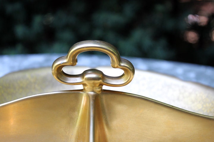 Pickard Divided Bowl with Embossed Rose and Daisy Pattern Over 24 Karat Gold center holder detail close-up.