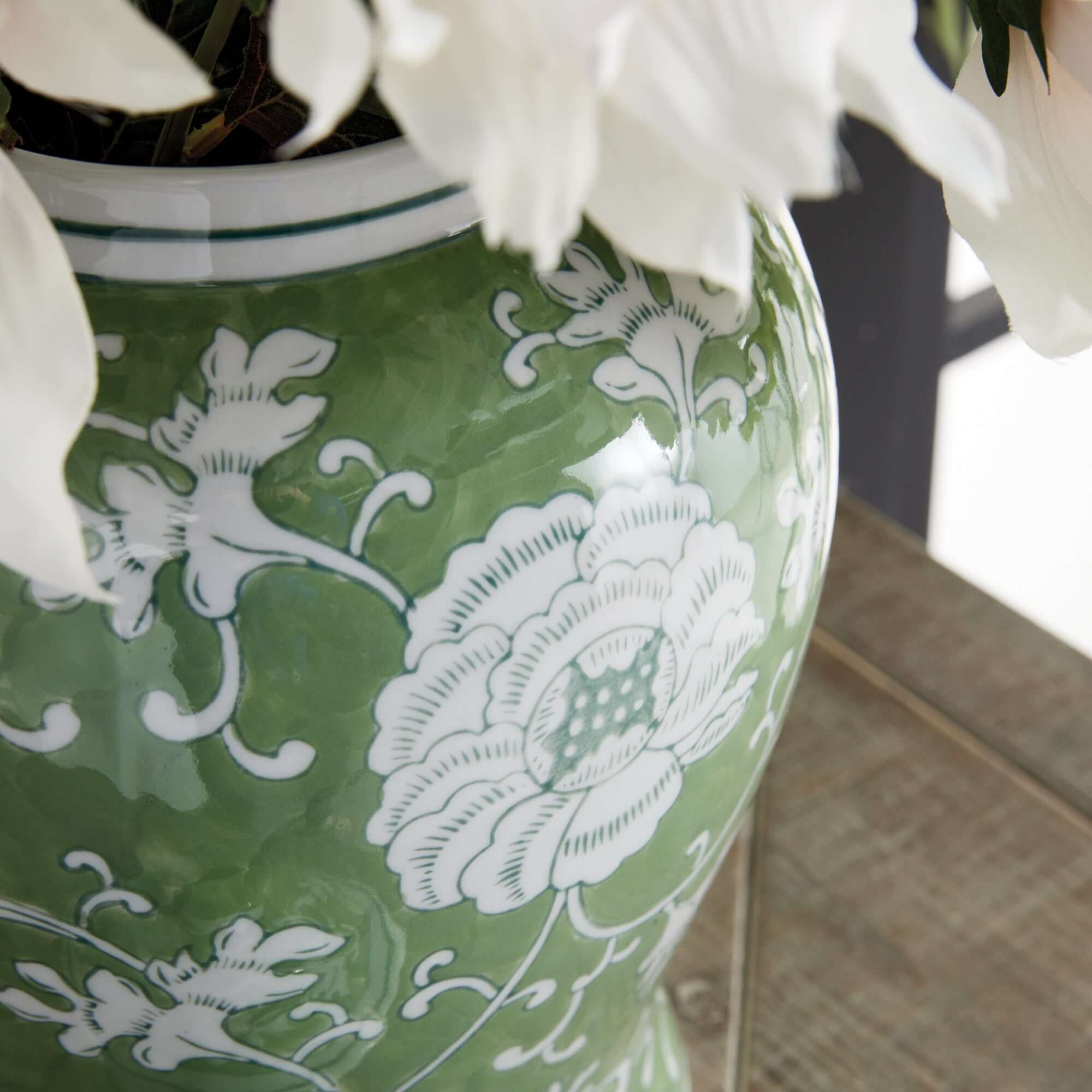 Chinoiserie Lotus Ginger Jar - Elegant Porcelain Décor – Vintage