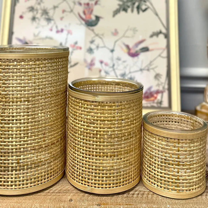 Close view of the golden basket weave around clear glass